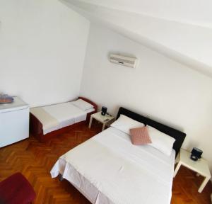 Posteľ alebo postele v izbe v ubytovaní Guesthouse Varnica