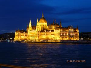 Bilde i galleriet til Elegant apartment with Buda Castle view i Budapest