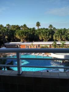 d'un balcon avec vue sur la piscine. dans l'établissement Gran lençóis Flat tipo A piscina, à Barreirinhas