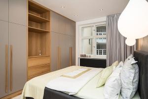 een slaapkamer met een bed en een raam bij Charming apartment in famous area in Praag