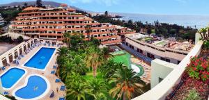 プエルト・デ・ラ・クルスにあるSunset Lover Playa Jardinのホテルと海の空中を望む