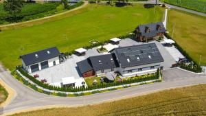 una vista aérea de una casa grande con entrada en Rajska Oaza, en Przybradz