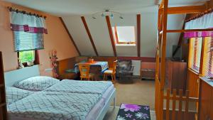 una camera con letto e tavolo e una sala da pranzo di Ferienhaus Am Kirchberg a Kurort Steinbach-Hallenberg