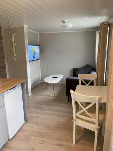 uma sala de estar com um sofá e uma mesa em Mosjøen Overnatting, Vollanvegen 13 em Mosjøen