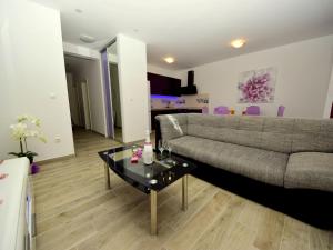 ein Wohnzimmer mit einem Sofa und einem Tisch in der Unterkunft Apartment Marin by Interhome in Trogir