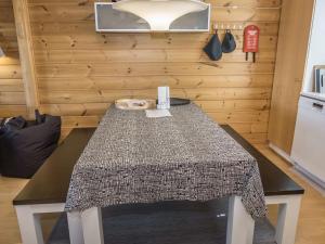 een tafel in een keuken met een tafelkleed erop bij Holiday Home Rukan komia chalet by Interhome in Ruka