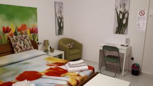 a bedroom with a bed and a desk and a chair at Affittacamere Il Conte in Follonica