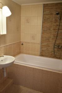 Kúpeľňa v ubytovaní Lagom Apartman + 19 fotografií