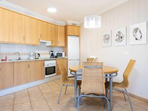 Kuchyň nebo kuchyňský kout v ubytování Apartment Sunny Tejita by Interhome