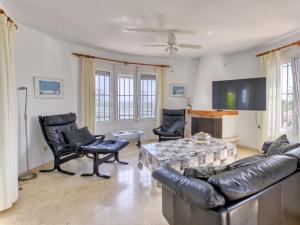 A television and/or entertainment centre at Villa Villa Hermosa Vista by Interhome