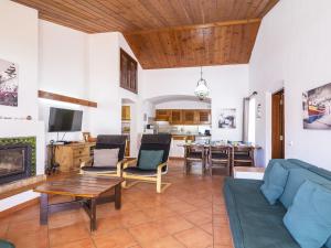 Μια τηλεόραση ή/και κέντρο ψυχαγωγίας στο Villa Villa Jacaranda V3 by Interhome