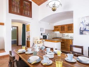Η κουζίνα ή μικρή κουζίνα στο Villa Villa Jacaranda V3 by Interhome +8 φωτογραφίες