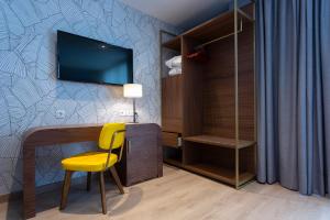 Televízia a/alebo spoločenská miestnosť v ubytovaní Hotel Lima - Adults Recommended