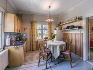 una cucina con tavolo e sedie in una stanza di Holiday Home Piispasen torppa by Interhome 