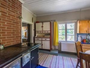 una cucina con muro di mattoni e piano di lavoro di Holiday Home Piispasen torppa by Interhome 