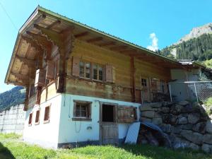 una vecchia casa sul fianco di una montagna di Apartment Linders Vorsass - Alphütte by Interhome a Rougemont