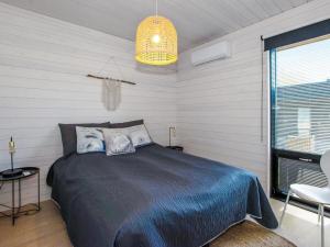 sypialnia z łóżkiem w pokoju z oknem w obiekcie Holiday Home Kasnäs marina b12 by Interhome w mieście Kasnäs