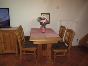 una mesa de comedor con un jarrón de flores. en Holiday Home Hühnerhaus by Interhome, en Nonnevitz