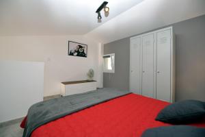 Sous Les Pins gîtes et chambres d'hôtes客房内的一张或多张床位
