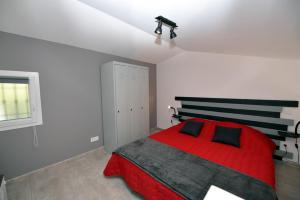 Sous Les Pins gîtes et chambres d'hôtes客房内的一张或多张床位