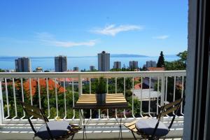 balcone con tavolo, sedie e vista sulla città di Tip Top #3 a Fiume (Rijeka)