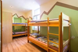ブレッドにあるBled Hostelの二段ベッド3組が備わる二段ベッド付きの客室です。 +30枚の写真