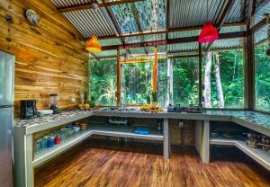 una cocina en una casa en un árbol con paredes de madera en Congo Bongo EcoVillage Costa Rica, en Puerto Viejo