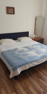 a bedroom with a bed with a blue blanket on it at APP-AMELIJAS in Zambratija