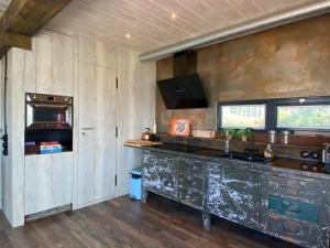Una cocina con encimera y fregadero en una habitación. en Rent to ENJOY, en Warns