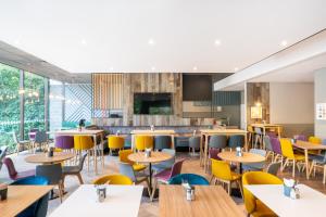 Holiday Inn Bournemouth by IHG的厨房或小厨房