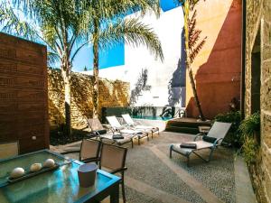 patio con sedie, tavolo e piscina di Holiday Home Sa Muralla by Interhome a Alcudia