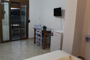 Pokój z kuchnią ze stołem i lodówką w obiekcie Vakis Apartments 2 w mieście Romanón