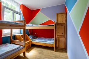Łóżko lub łóżka piętrowe w pokoju w obiekcie Bled Hostel