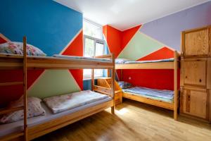 Våningssäng eller våningssängar i ett rum på Bled Hostel