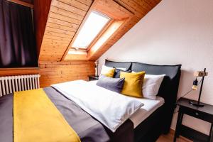 a bedroom with a bed with yellow and white pillows at Armotti Apartments Lorraine in Bern
