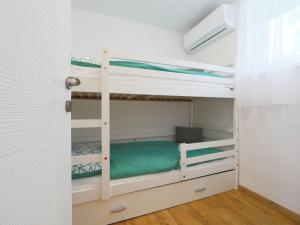 Katil dua tingkat atau katil-katil dua tingkat dalam bilik di Holiday Home Pixie by Interhome +14 gambar