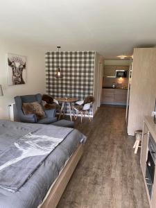 een slaapkamer met een bed en een woonkamer bij Apartment BERGliebe - schnuckelig, ruhige und zentrale Lage in Schliersee