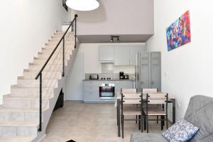 Sous Les Pins gîtes et chambres d'hôtes的厨房或小厨房