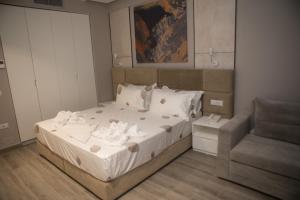 Postel nebo postele na pokoji v ubytování Hotel Qeparo + 26 fotografií
