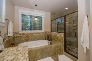 a large bathroom with a tub and a shower at Holland Retreat - Flagstaff in Flagstaff +21 photos