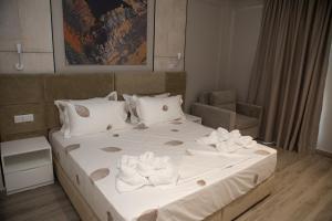 Letto o letti in una camera di Hotel Qeparo