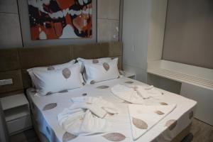 Letto o letti in una camera di Hotel Qeparo