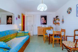 uma sala de estar com um sofá e uma mesa em Maison Doretta - Sea View em Roquebrune-Cap-Martin