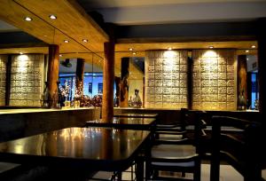 un bar con tavoli e sedie in un ristorante di Hotel Maya Rue a Palenque