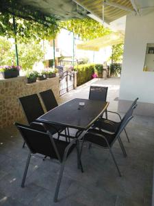 a black table and chairs on a patio at Apartman Nina in Makarska