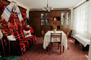 a living room with a table and a couch at Căsuţa de lângă Lac in Saharna Nouă