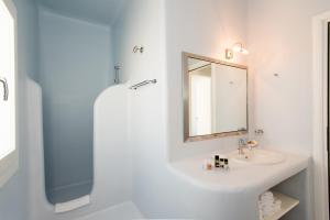 Koupelna v ubytování Villa Nireas + 37 fotografií