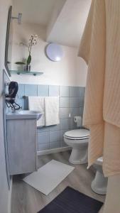 łazienka z toaletą i umywalką w obiekcie Panoramic Terrace Room w mieście Giardini Naxos