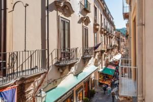 eine Gasse in einer Altstadt mit Gebäuden in der Unterkunft Maison Degli Archi in Sorrent