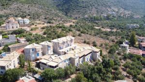 Una vista aérea de una casa grande en una colina. en Stoupa Lefktro 2, en Stoupa